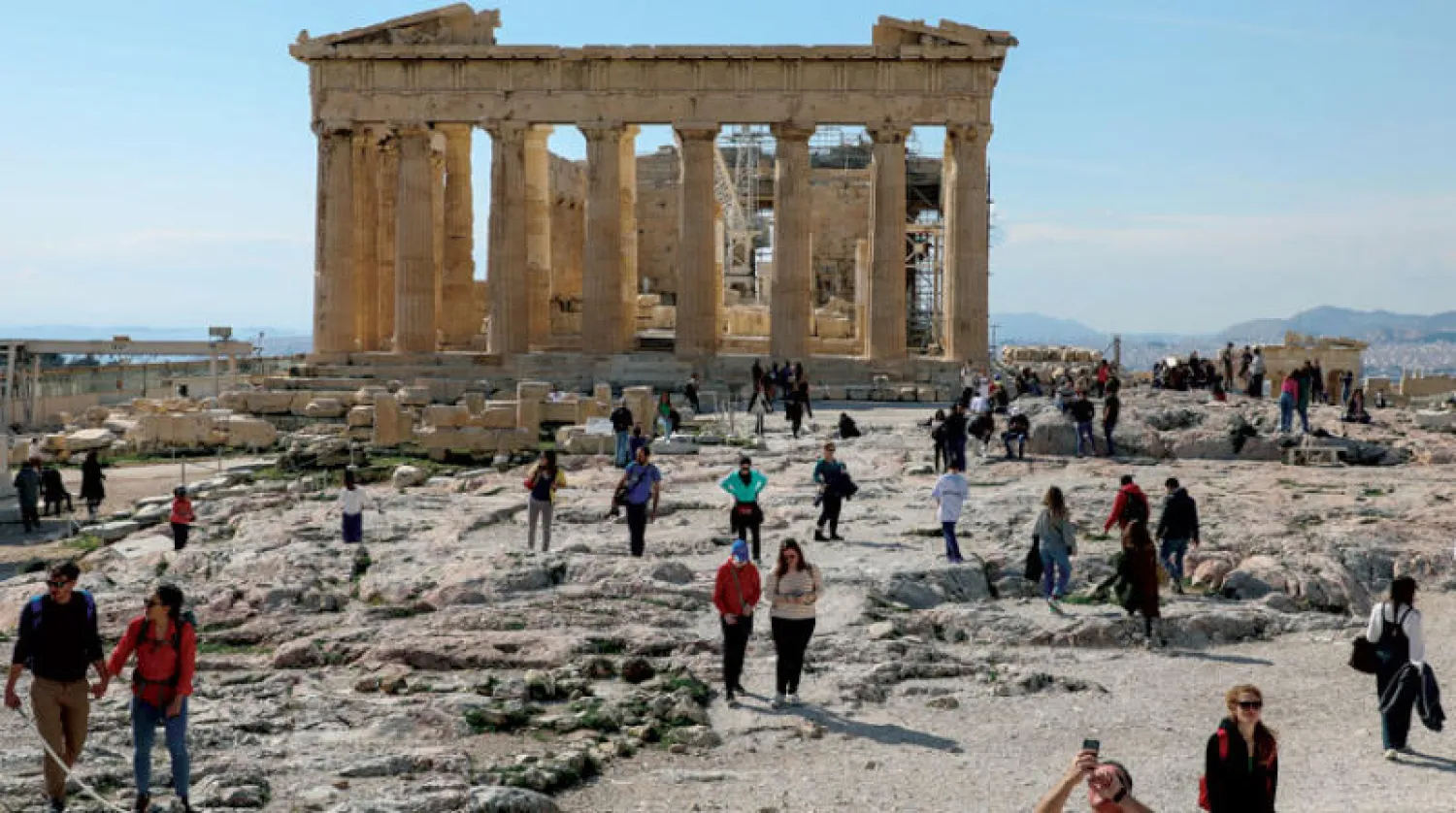 معبد بارثينون القديم على قمة تل أكروبوليس الأثري في أثينا (رويترز)