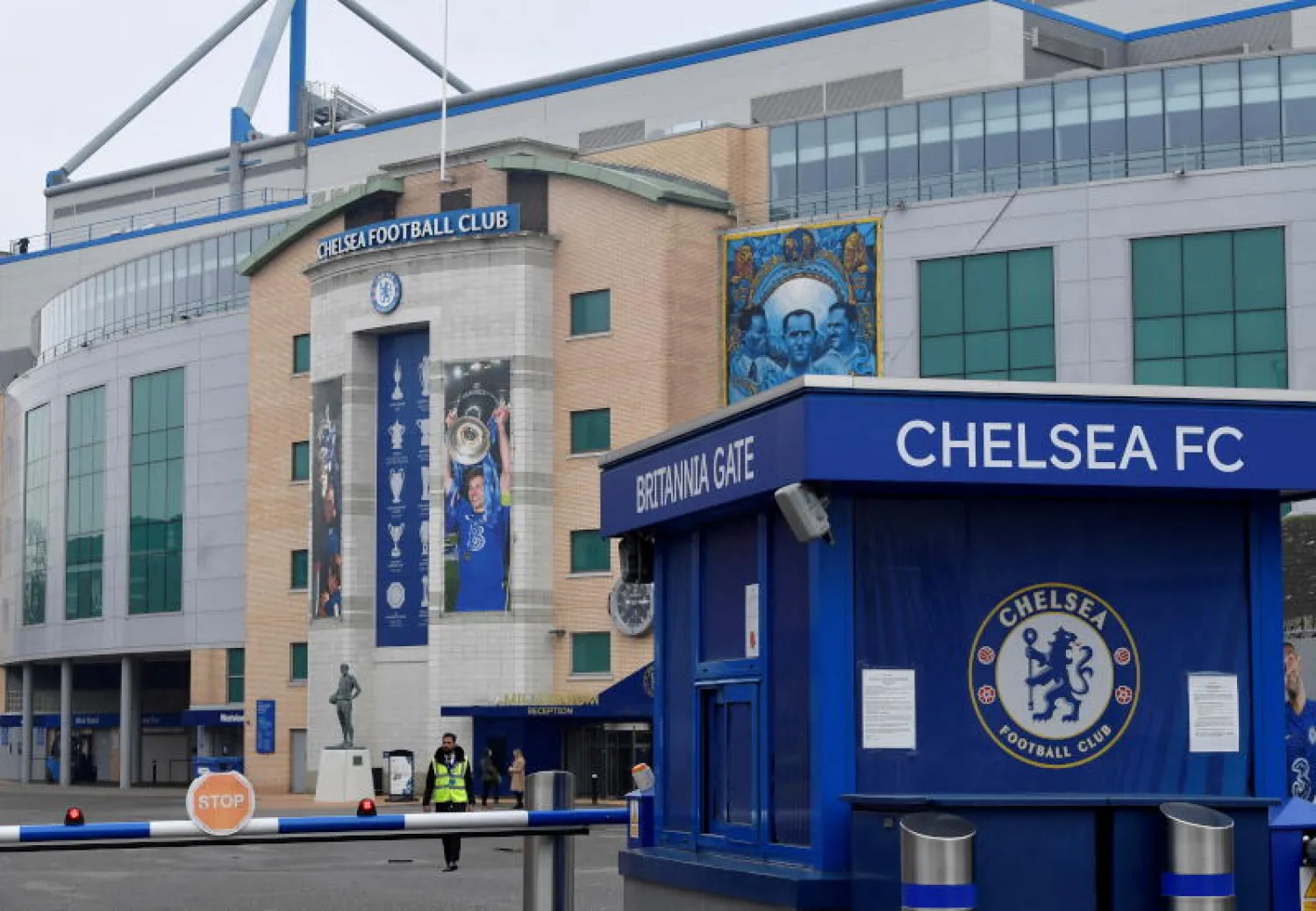 سيتم تجميد جميع الأموال الواردة حتى لا يمكن سحبها من النادي (رويترز)