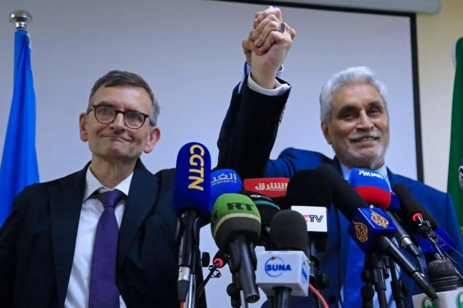 رئيس بعثة الأمم المتحدة في السودان فولكر بيزيس وموفد الاتحاد الأفريقي حين ولد لبان (أ.ف.ب)