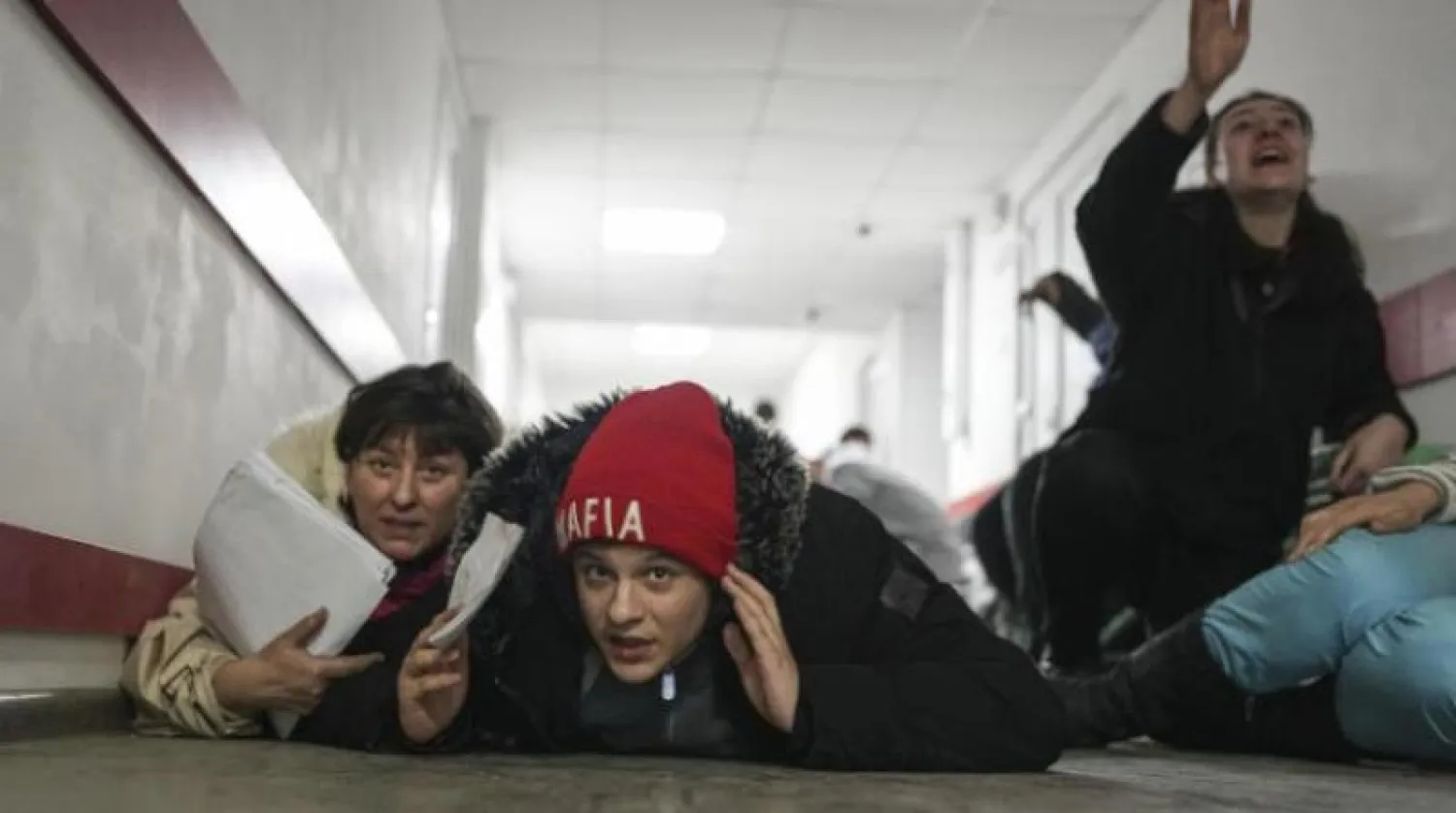 أوكرانيون يرقدون على أرضية مستشفى خلال قصف القوات الروسية لماريوبول (أ.ب)