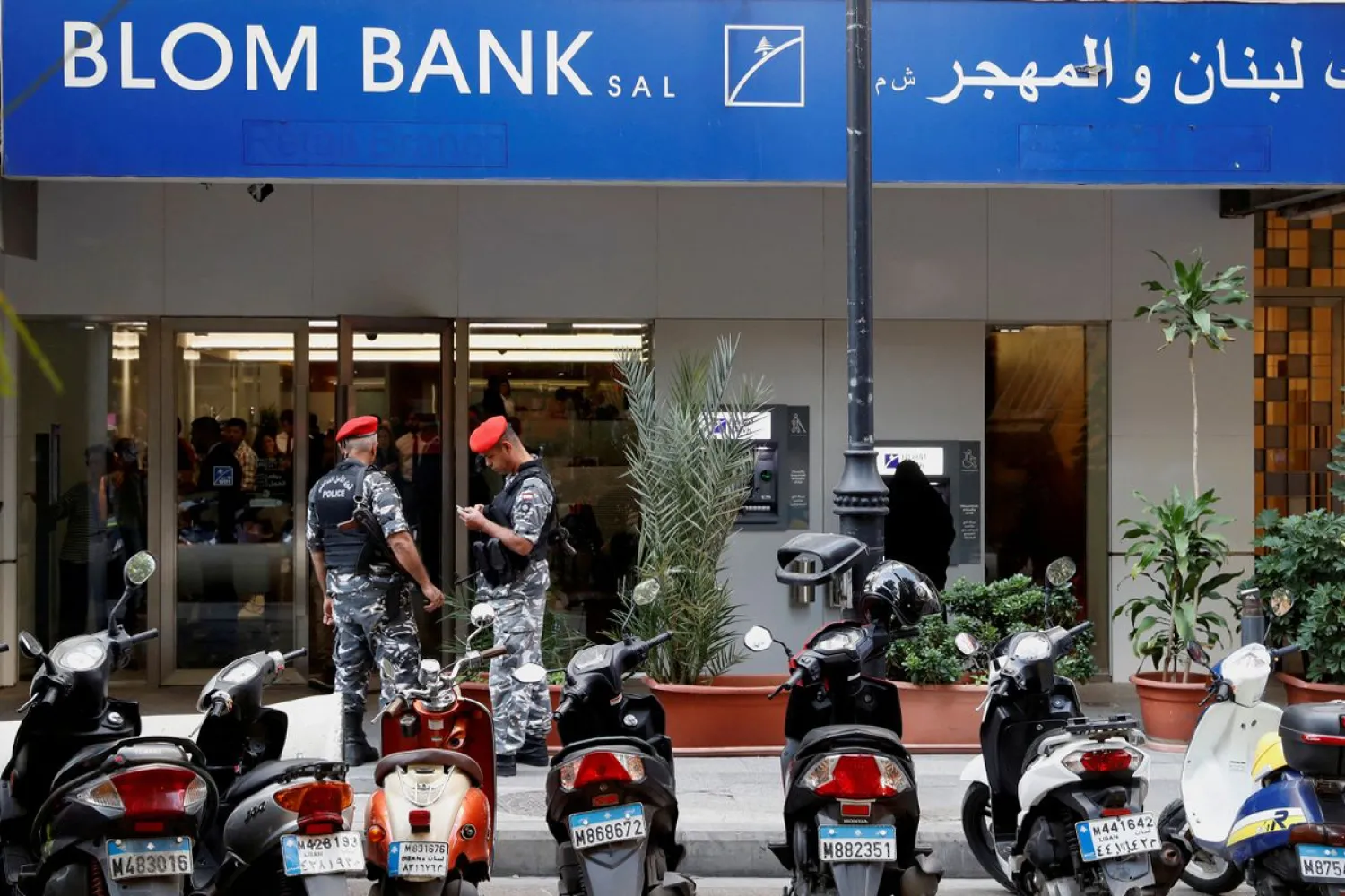Lebanese police stand outside a branch of Blom Bank in Beirut, Lebanon November 1, 2019. REUTERS/Goran Tomasevic


