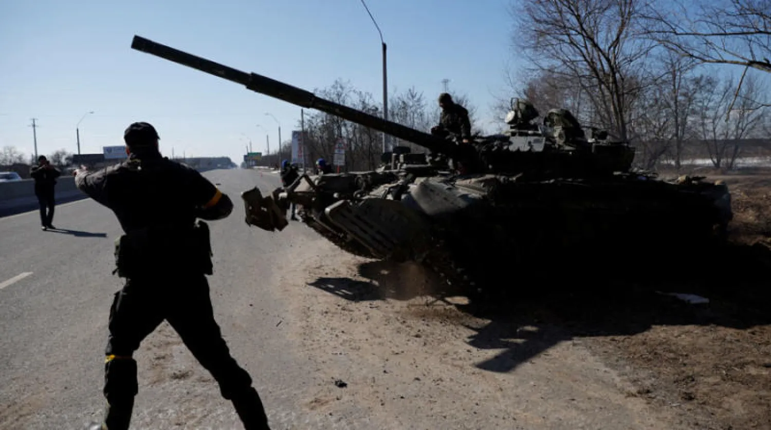 دبابة روسية استولى عليها الجيش الأوكراني (رويترز)