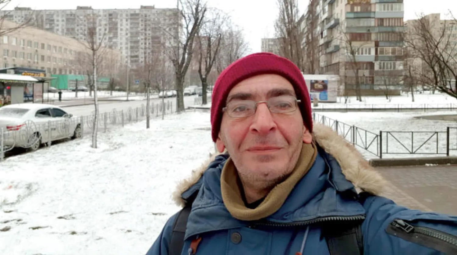 موفد «الشرق الأوسط» فداء عيتاني في جادة بافلا تيشيني في كييف (الشرق الأوسط)