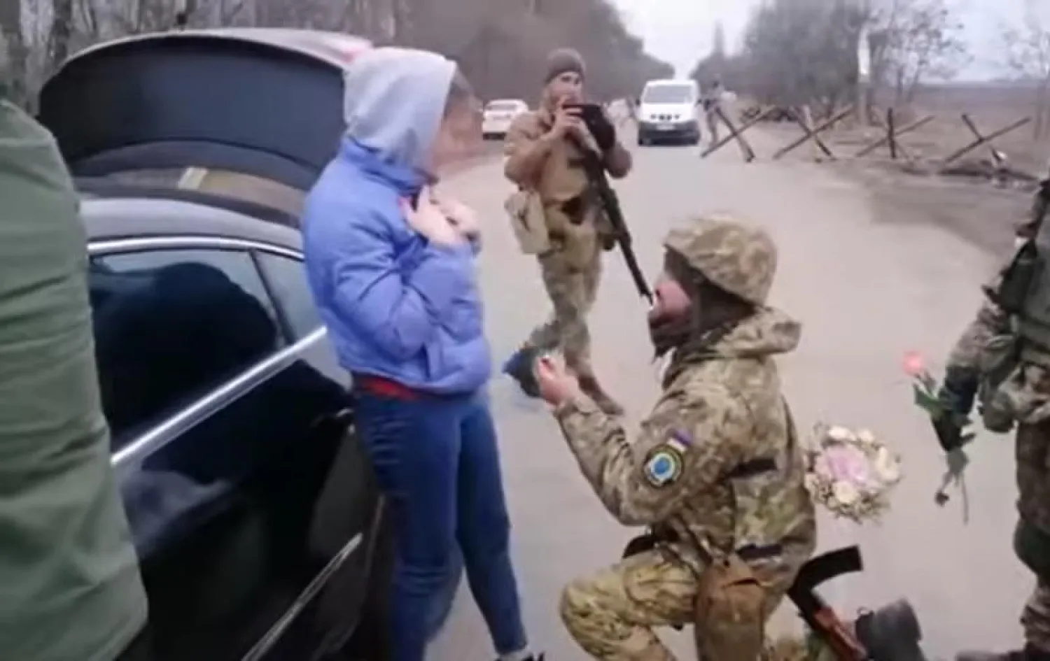 الجندي الأوكراني حاملاً الخاتم أمام حبيبته