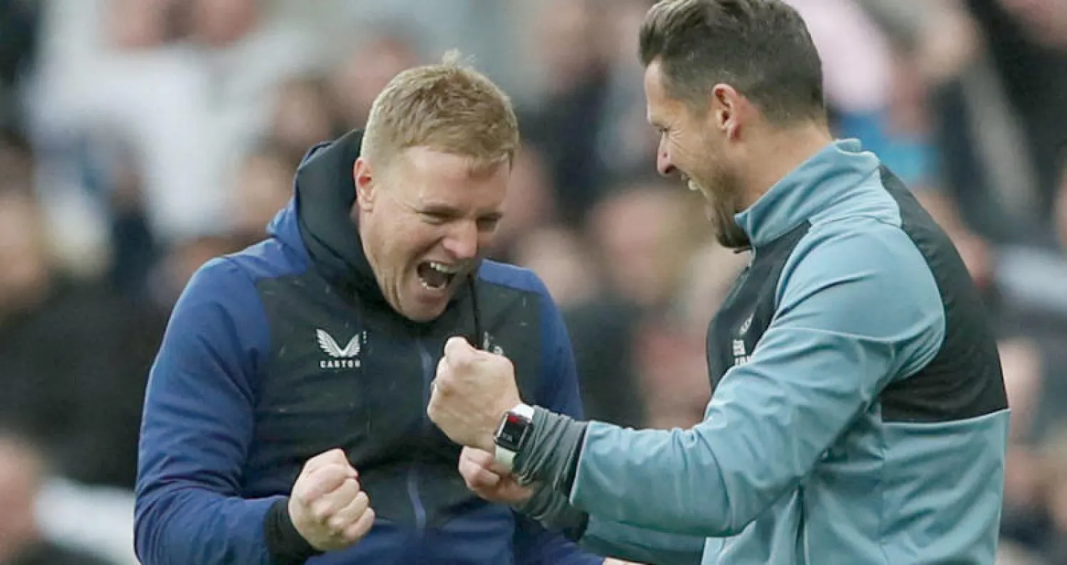 ايدي هاو مدرب نيوكاسل ومساعده جايسون تيندال وفرحة الفوز على برايتون (رويترز)