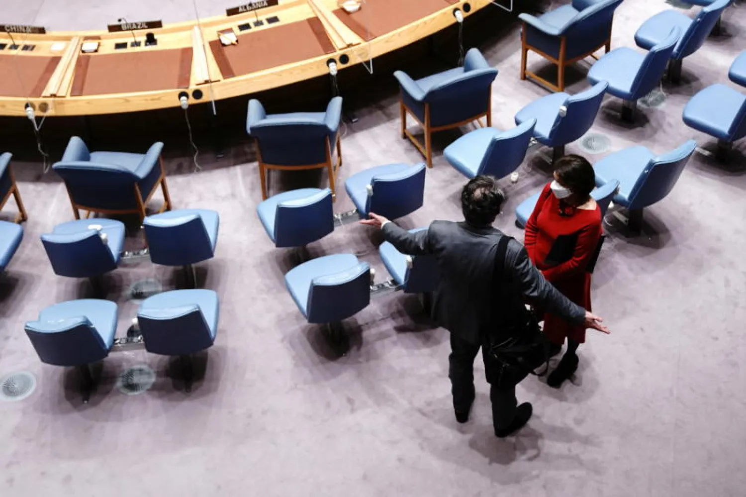 سفير أوكرانيا لدى الأمم المتحدة سيرغي كيسليتسيا يتحدث إلى مساعدة الأمين العام للأمم المتحدة للشؤون السياسية روزماري ديكارلو في مجلس الأمن (رويترز)