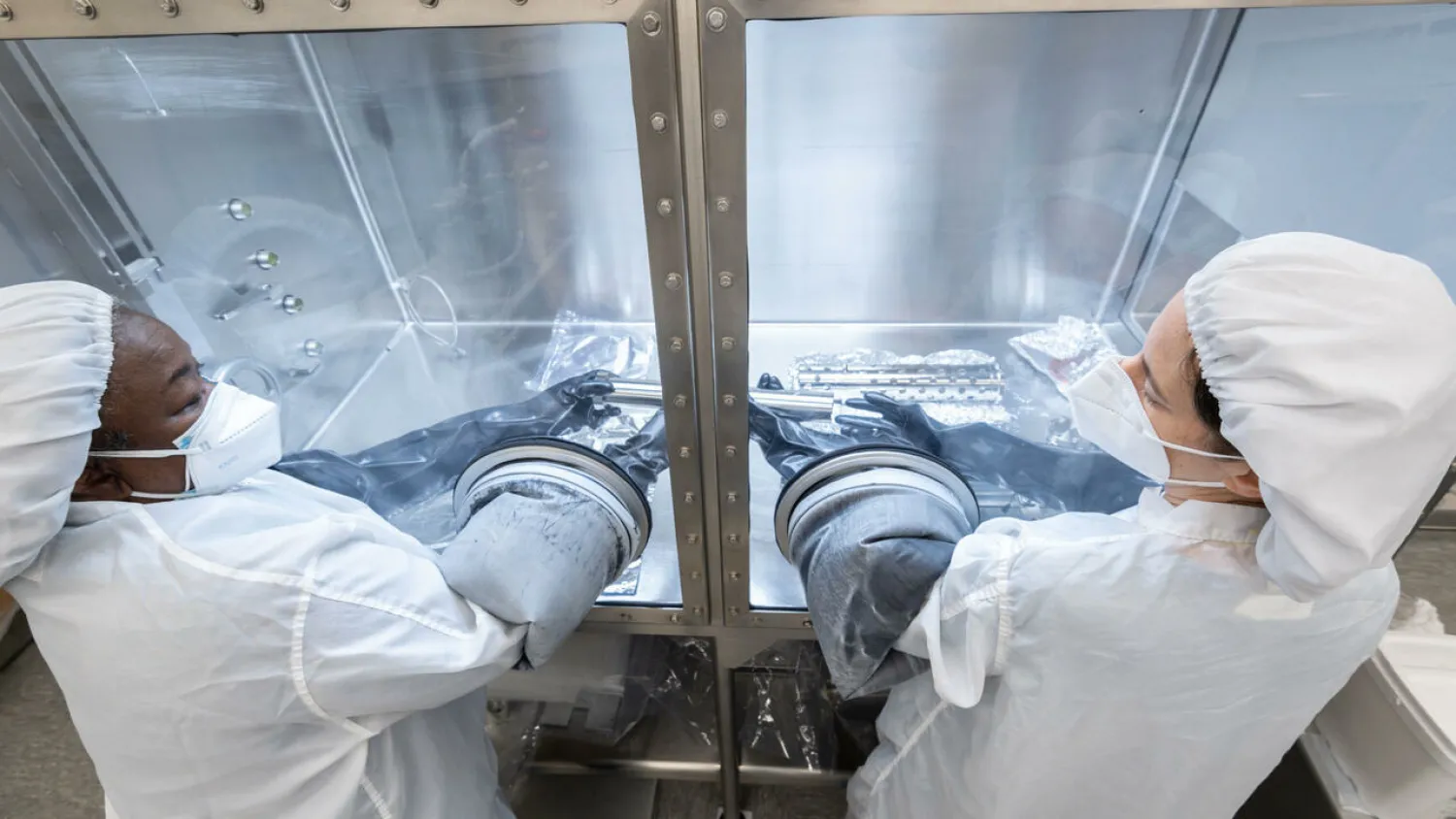 A sample of moon rock collected during the Apollo 17 mission is opened by NASA 50 years on. Robert MARKOWITZ NASA/AFP
