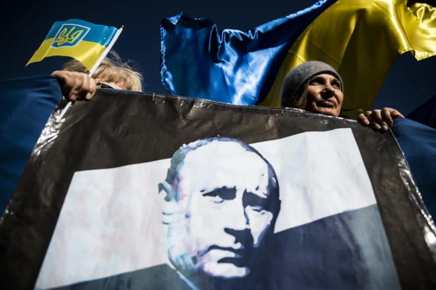 متظاهرون ينددون بغزو قوات الرئيس الروسي فلاديمير بوتين لأوكرانيا في روما (إ.ب.أ)