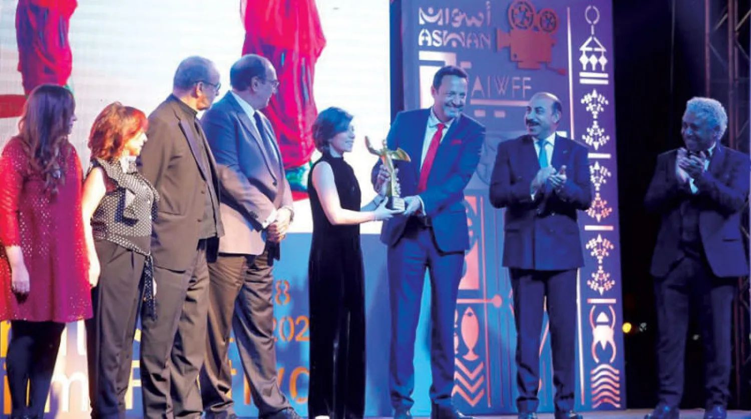 دارين سلّام خلال تسلمها الجوائز بحفل ختام «أسوان السينمائي» (الشرق الأوسط)