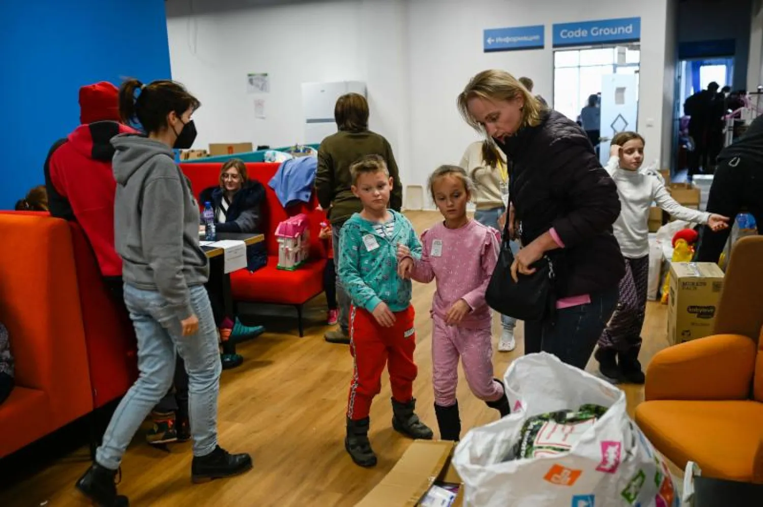 عائلة أوكرانية لجأت إلى بلغاريا (أ.ف.ب)