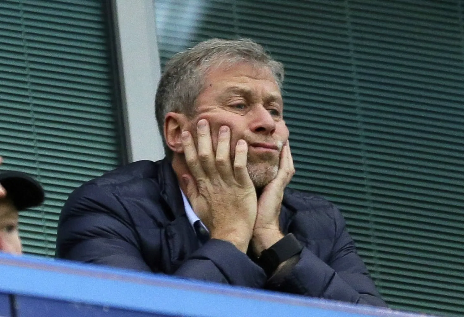 Abramovich sits in his box before their English Premier League match against Sunderland at Stamford Bridge stadium in London, Dec. 19, 2015. (AP)