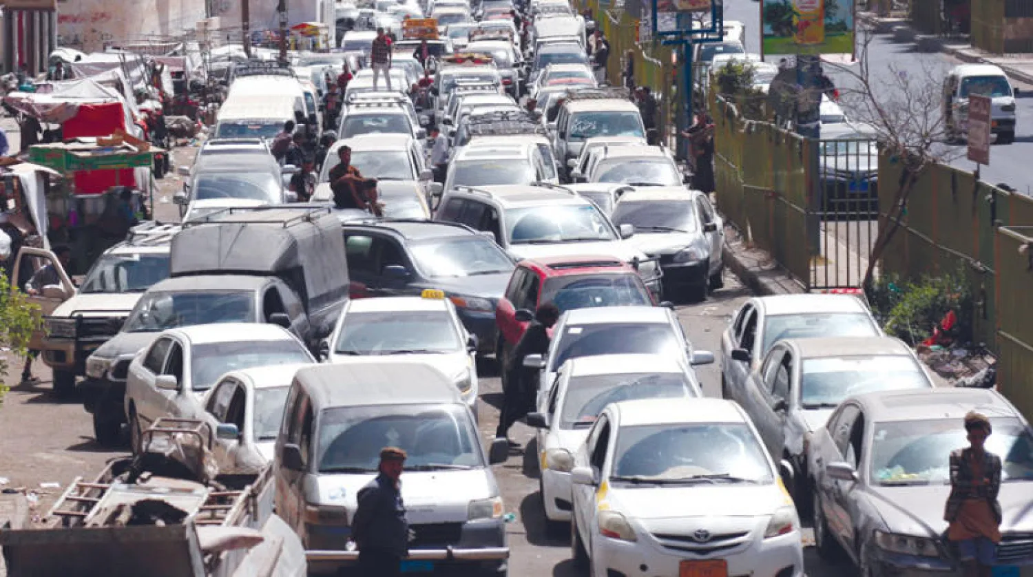 جانب من طابور طويل لسيارات ينتظر ملاكها دورهم أمام محطة وقود في صنعاء (غيتي)