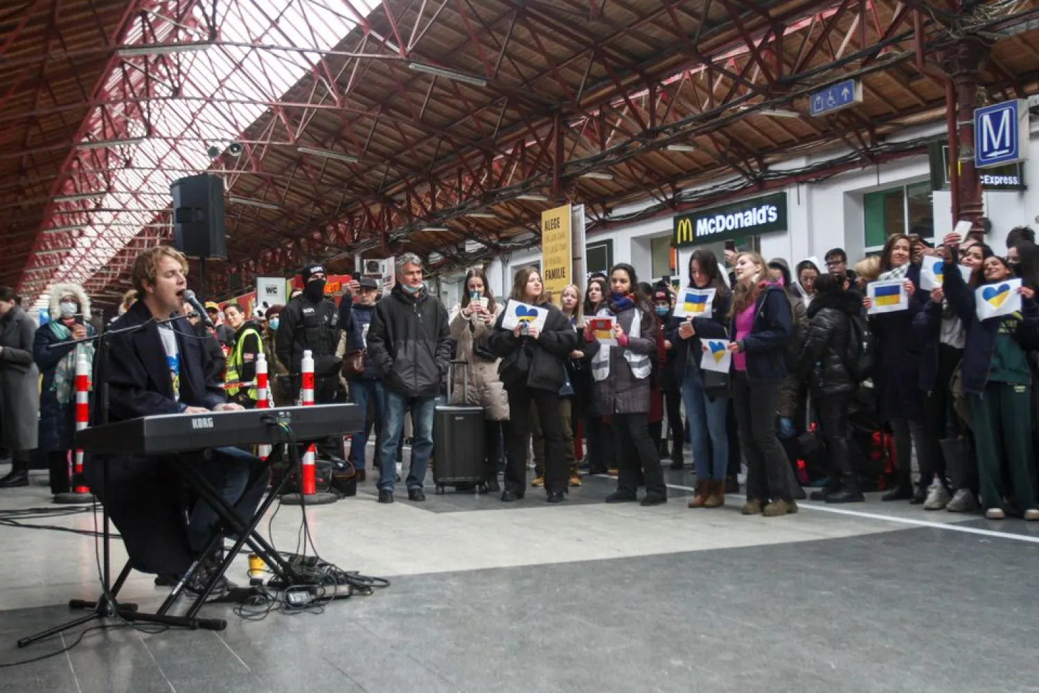 British singer Tom Odell sings inside the North Railway Station, a Romanian transport hub that has witnessed the arrival of thousands of people fleeing Ukraine following the Russian invasion, in Bucharest, Romania, March 11, 2022. Picture taken March 11, 2022. (Reuters)