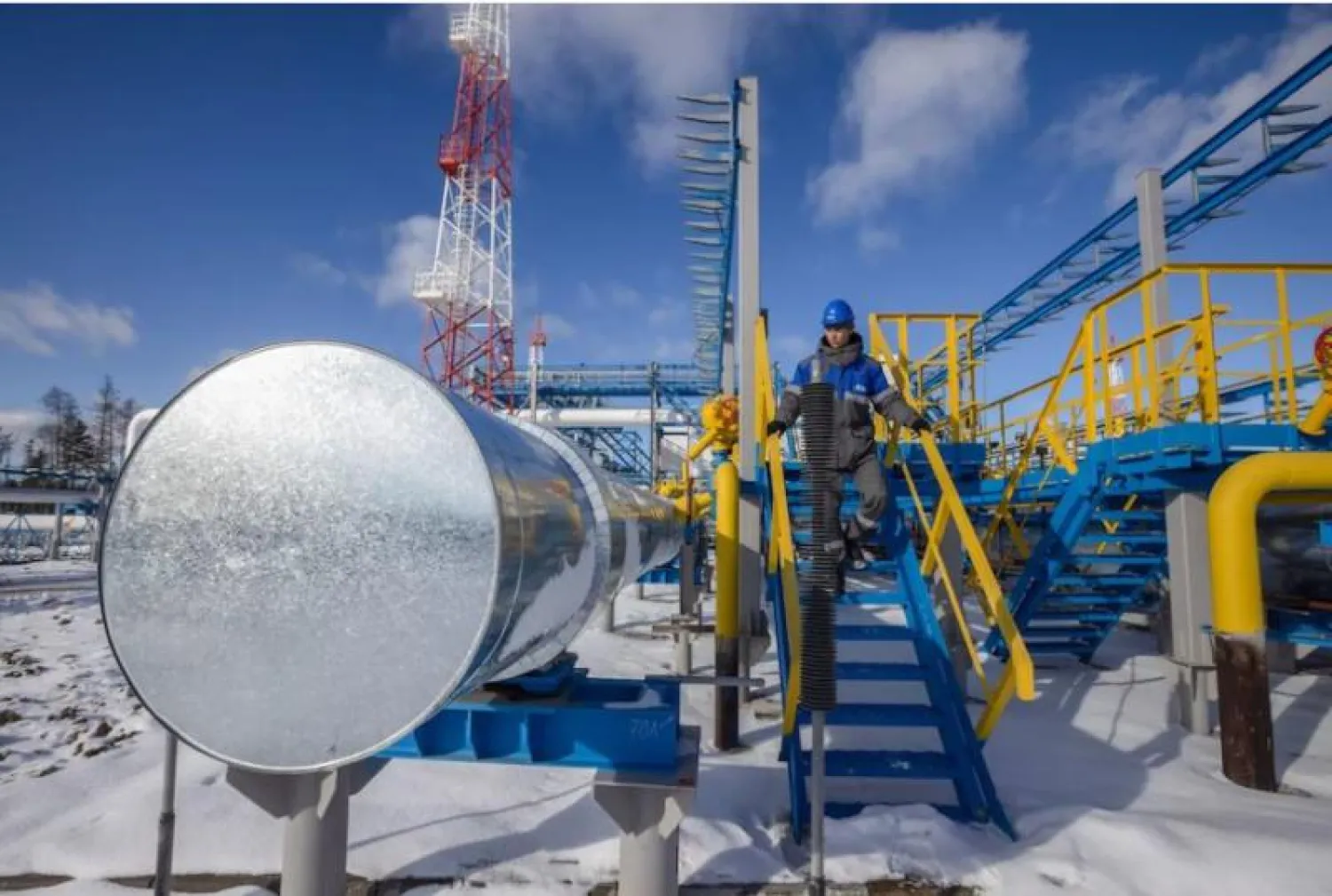 عامل في منشأة تخدم خط أنابيب الغاز «قوة سيبيريا» بين الصين وروسيا (بلومبرغ)