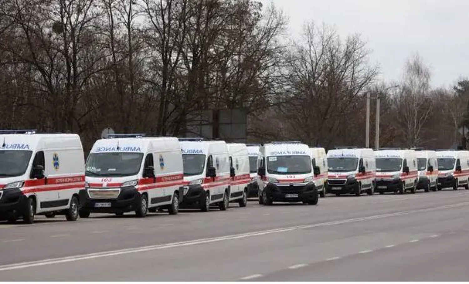 سيارات الإسعاف وهي تسير من اتجاه قاعدة يافوريف الأوكرانية بالقرب من الحدود البولندية (الغارديان)