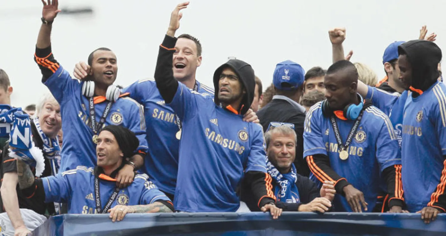 أبراموفيتش ولاعبو تشيلسي يطوفون شوارع لندن بعد الفوز الأول بدوري الأبطال عام 2012 (رويترز)