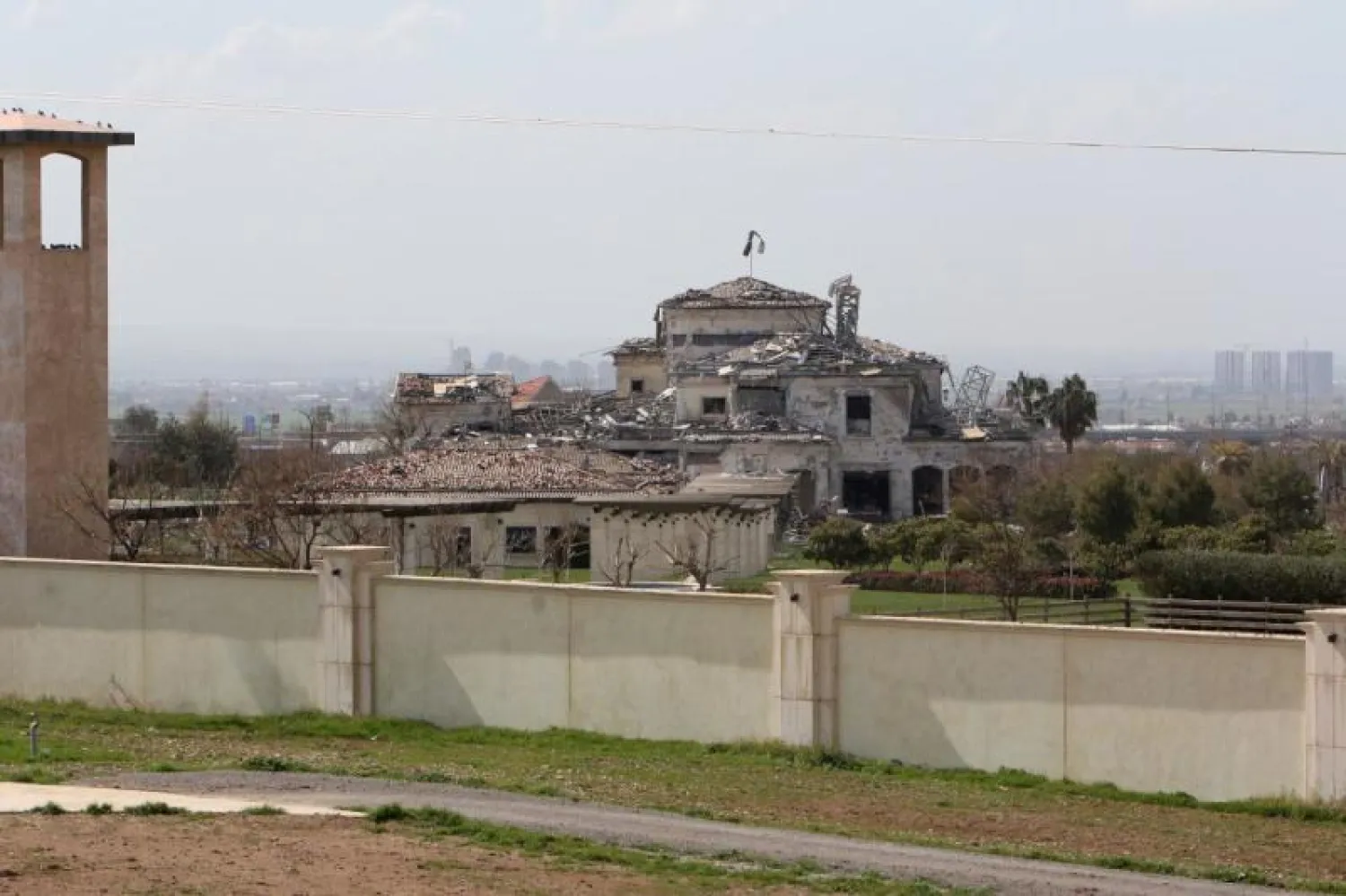 مبنى مدمر في أربيل نتيجة القصف الصاروخي (أ.ف.ب)