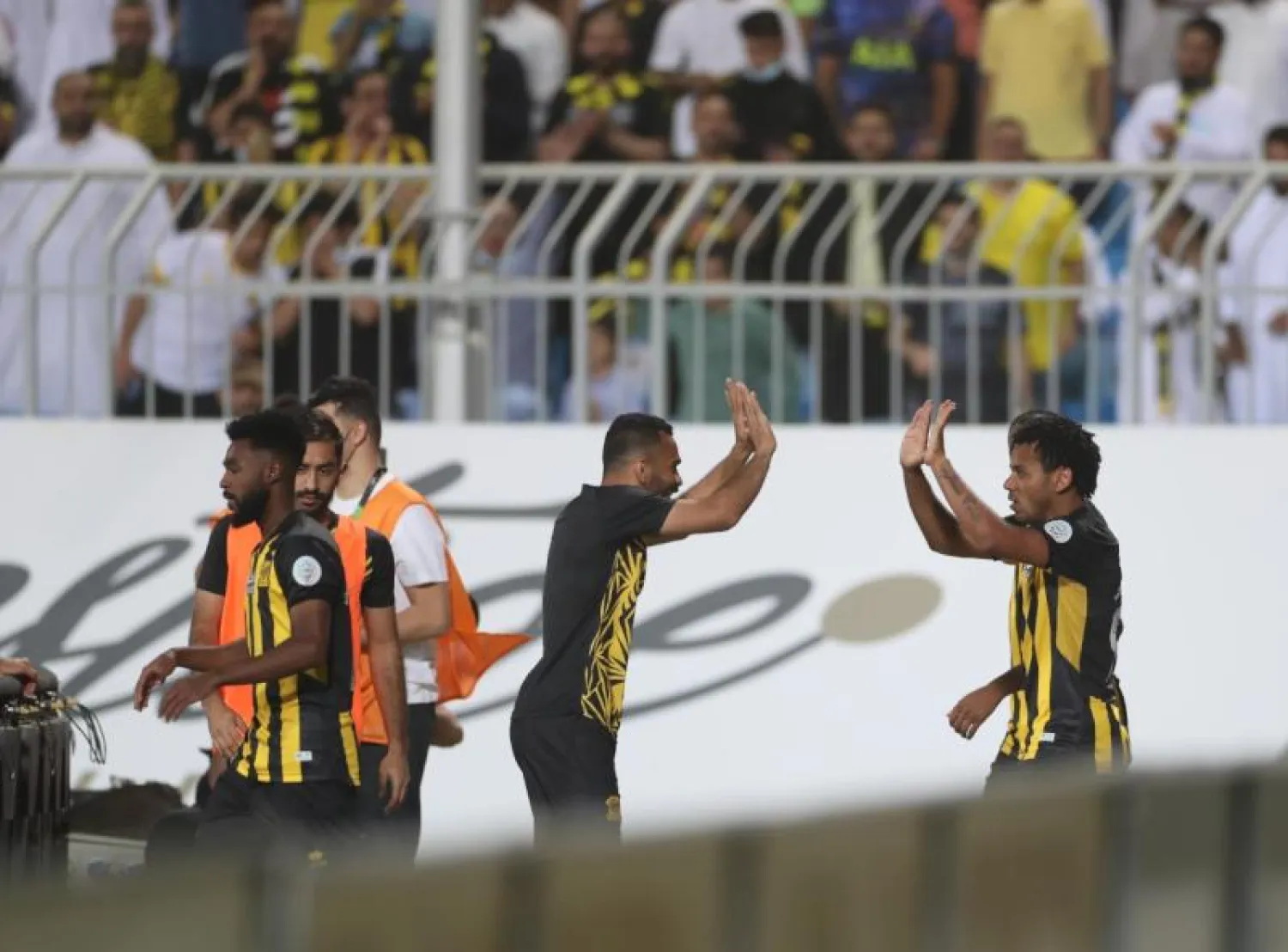 احتفالية البرازيلي رومارينهو لاعب الاتحاد (تصوير: سعد العنزي)