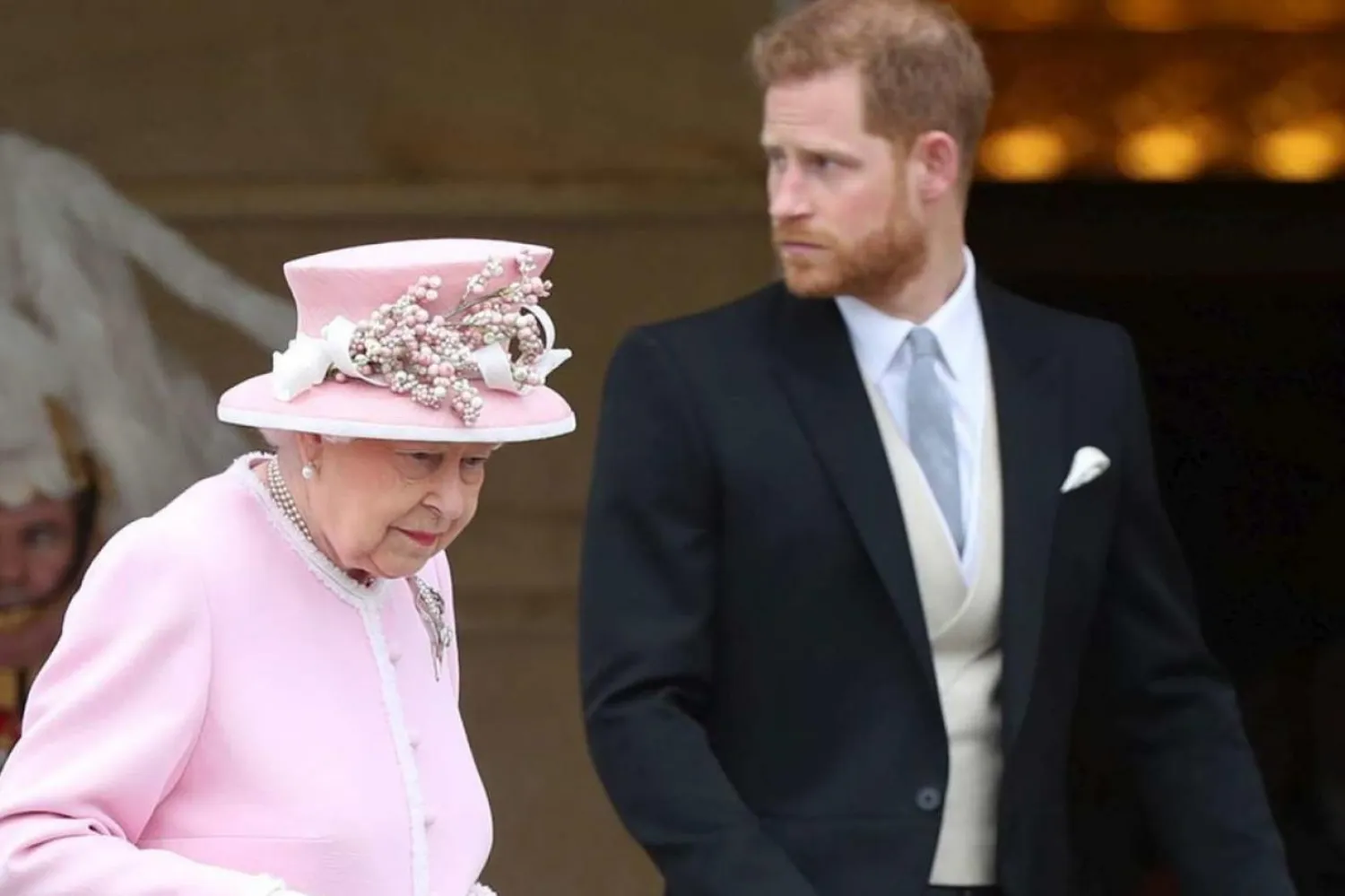 Krayliyet uzmanı, Kraliçe II. Elizabeth'in eşinin kaybını henüz atlatamaması nedeniyle Prens Harry'nin tavrının şoke edici olduğunu söyledi (AFP)