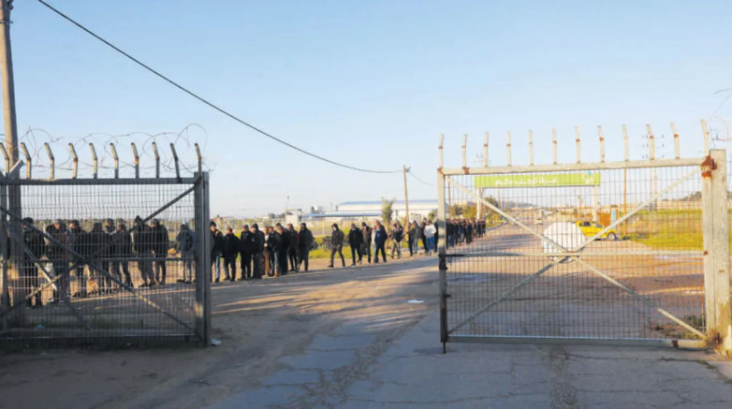 فلسطينيون يغادرون بيت حانون شمال غزة عبر معبر إيريز للعمل في إسرائيل (د.ب.أ)