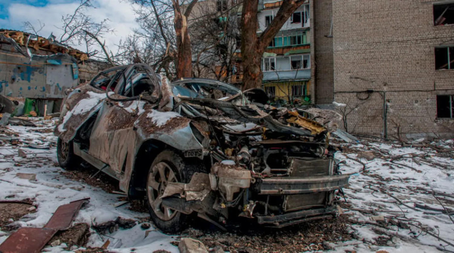 سيارة مدمّرة بفعل القصف في مدينة خاركيف الأوكرانية أمس (إ.ب.أ)