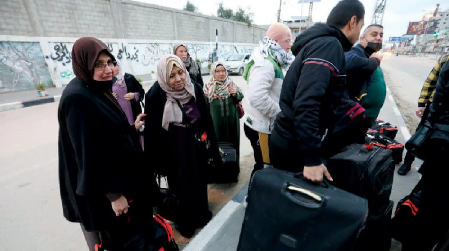 فلسطينيون من مخيم النصيرات بغزة يستعدون للسفر إلى مكة المكرمة أمس عبر رفح لأداء العمرة (د.ب.أ)