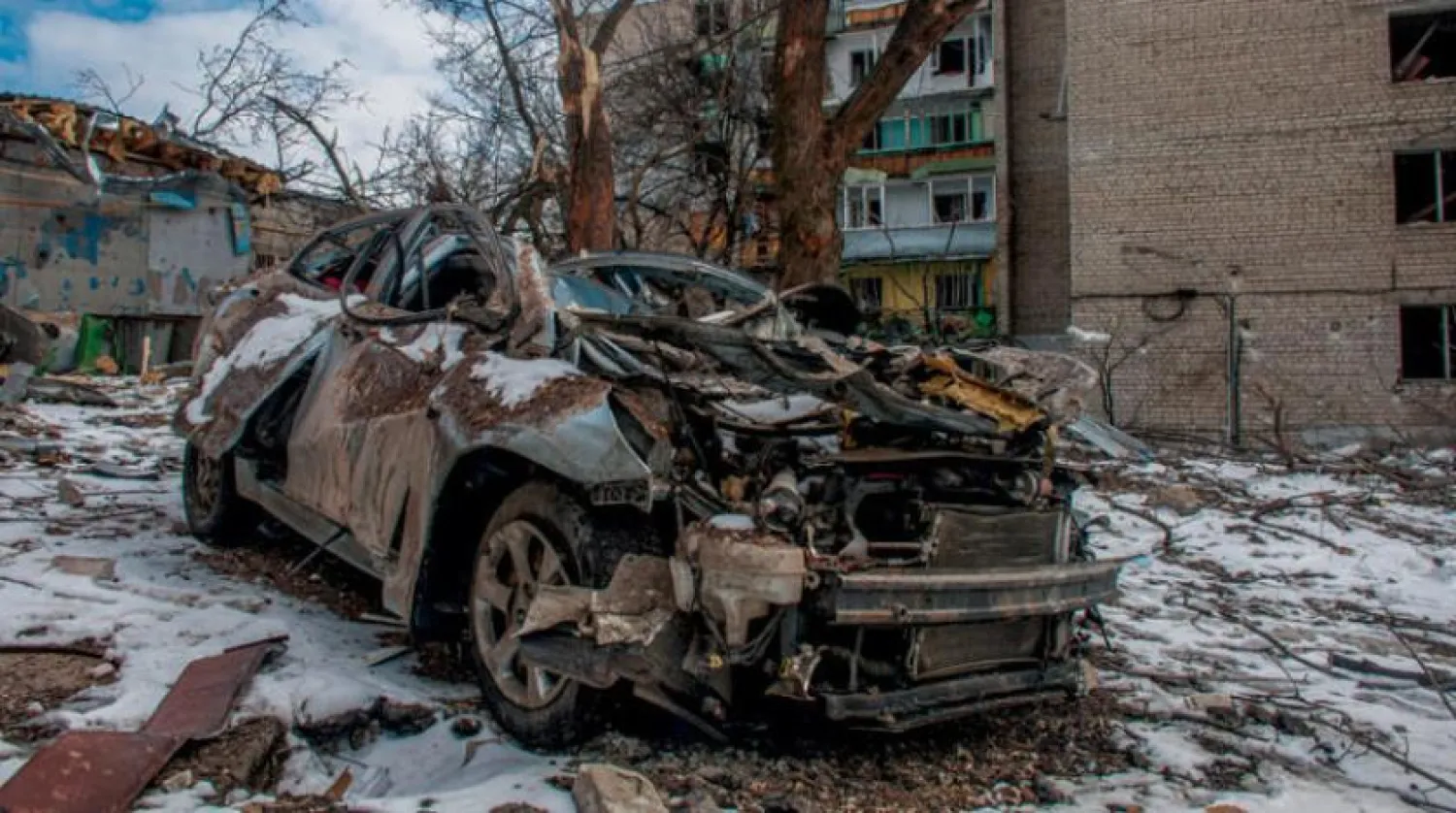 کل یوکرین کے شہر خارکیو میں بم دھماکے سے تباہ ہونے والی ایک کار کو دیکھا جا سکتا ہے (ای پی اے) 
