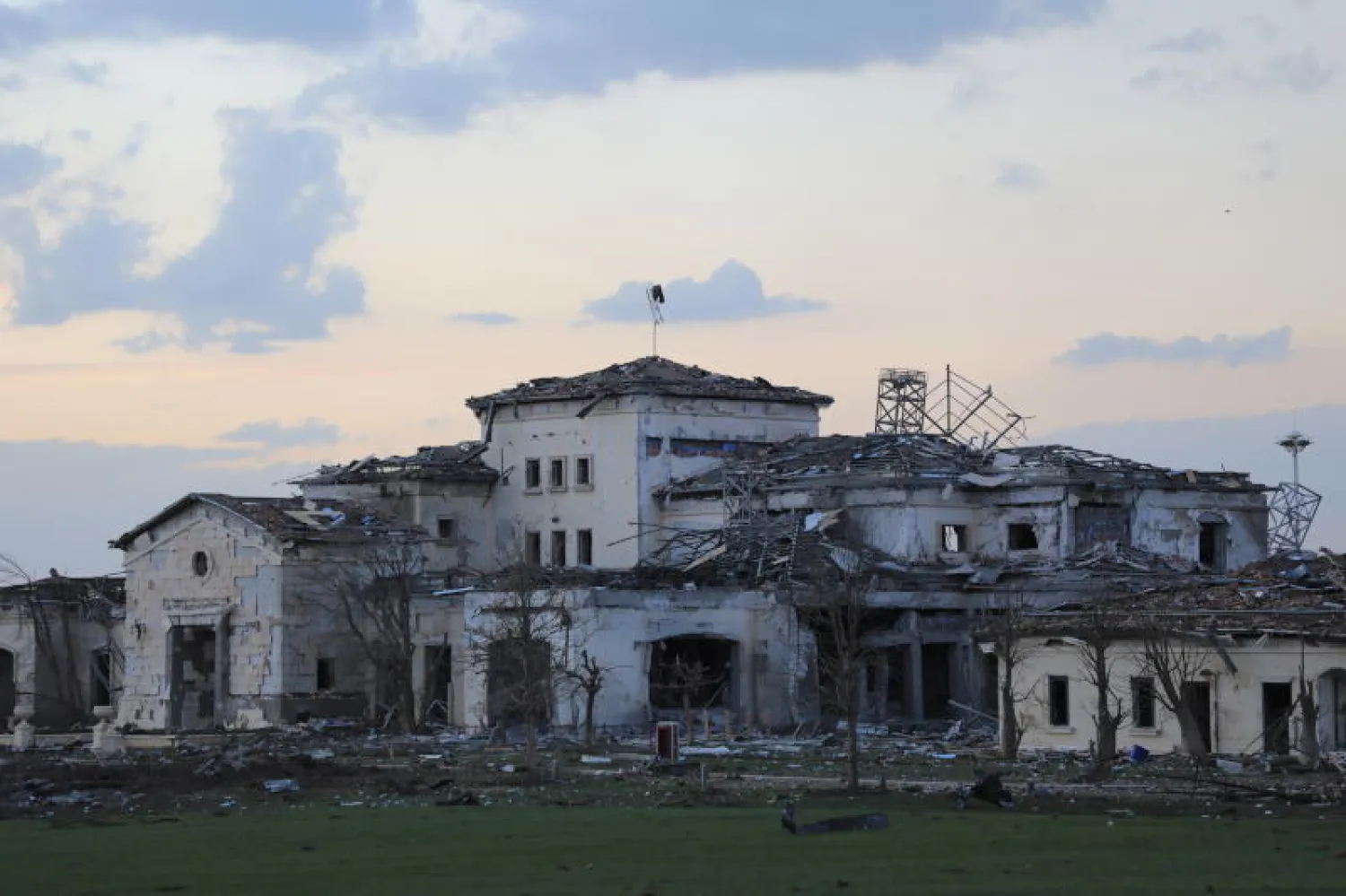 قصر مدمَّر جراء الهجوم الصاروخي على إربيل (إ.ب.أ)