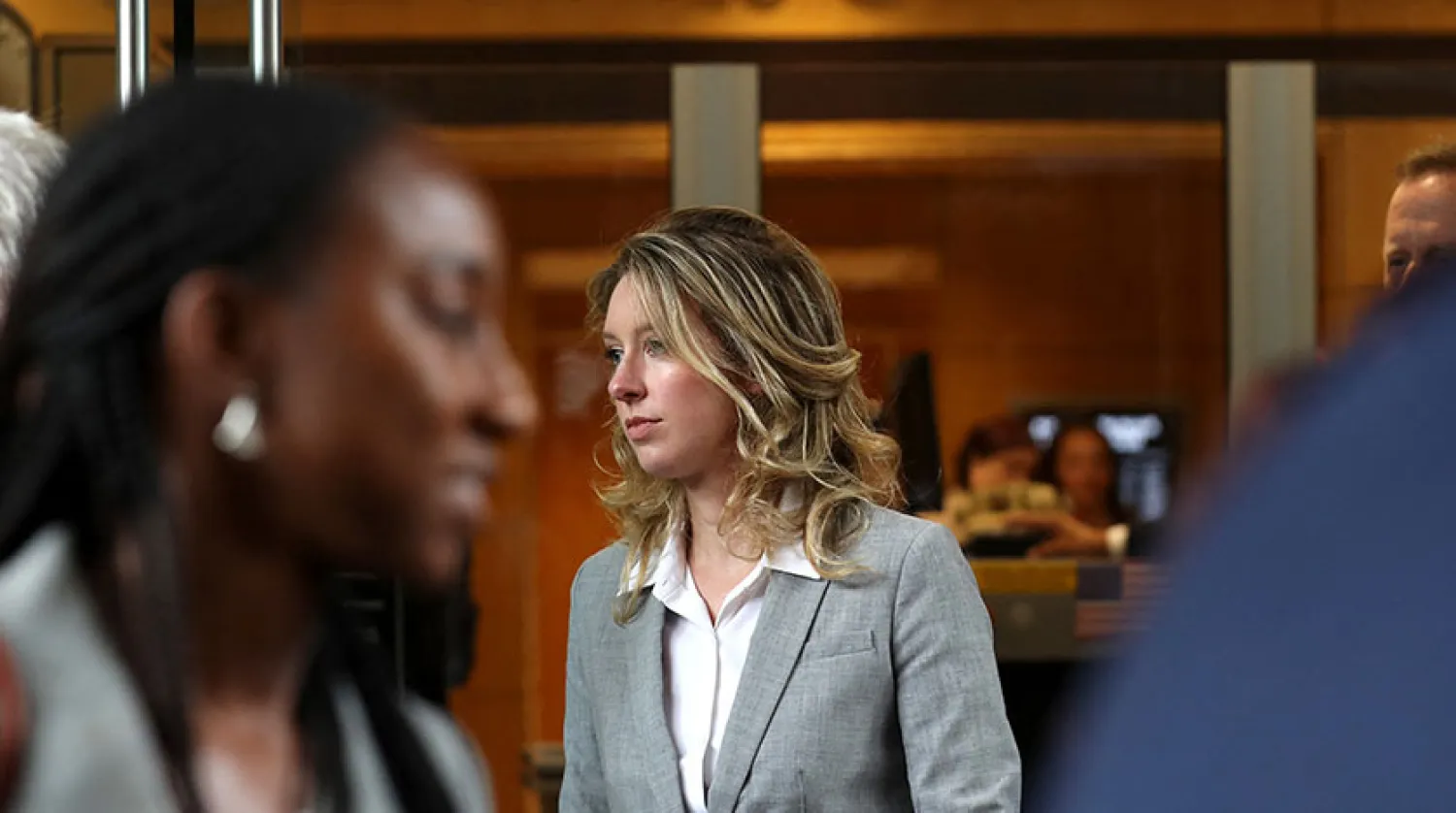 Holmes, mahkeme salonunu terk ederken (AFP)