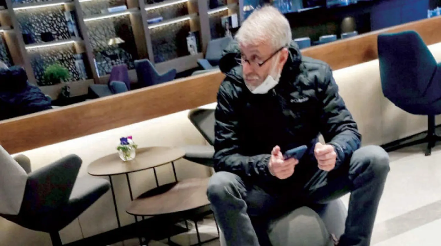 رومان أبراموفيتش الثري الروسي الخاضع للعقوبات يجلس في صالة كبار الشخصيات بمطار بن غوريون في إسرائيل الاثنين (رويترز)