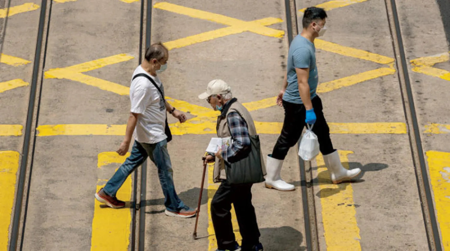 سكان هونغ كونغ يفرون من إجراءات «كورونا» (إ.ب.أ)