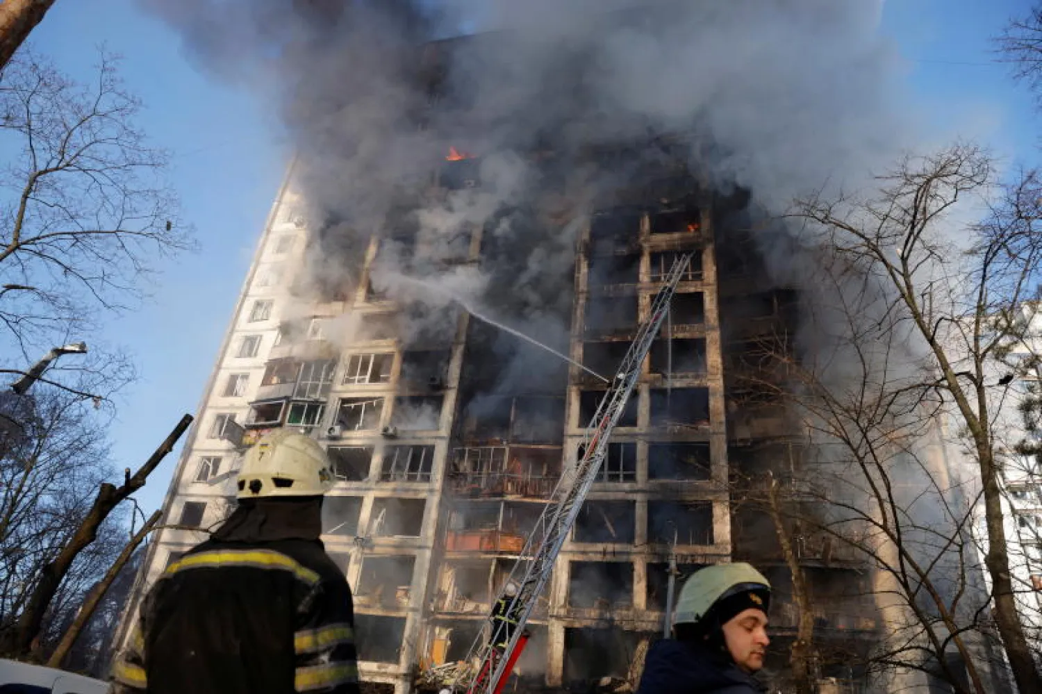 الدخان يتصاعد من مبنى تعرض للقصف الروسي في كييف (رويترز)