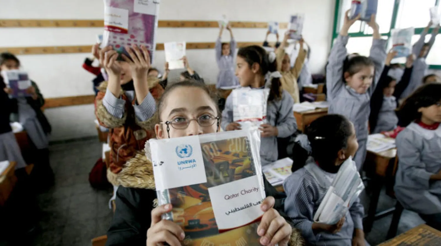 توزيع الكتب بمدارس الأونروا في بيت لاهيا بغزة عام 2009 (غيتي)