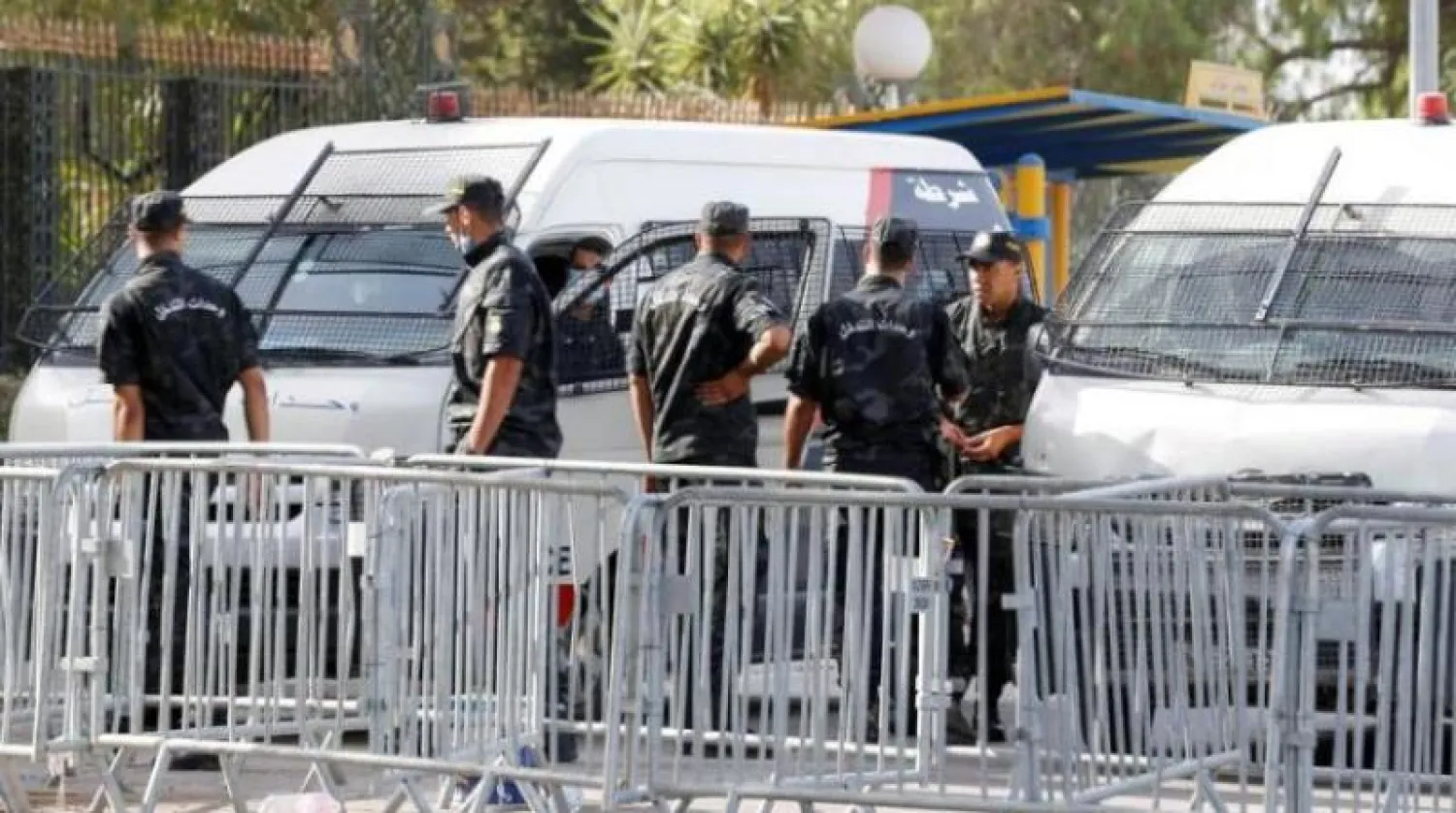 عناصر من الشرطة في تونس العاصمة (رويترز)