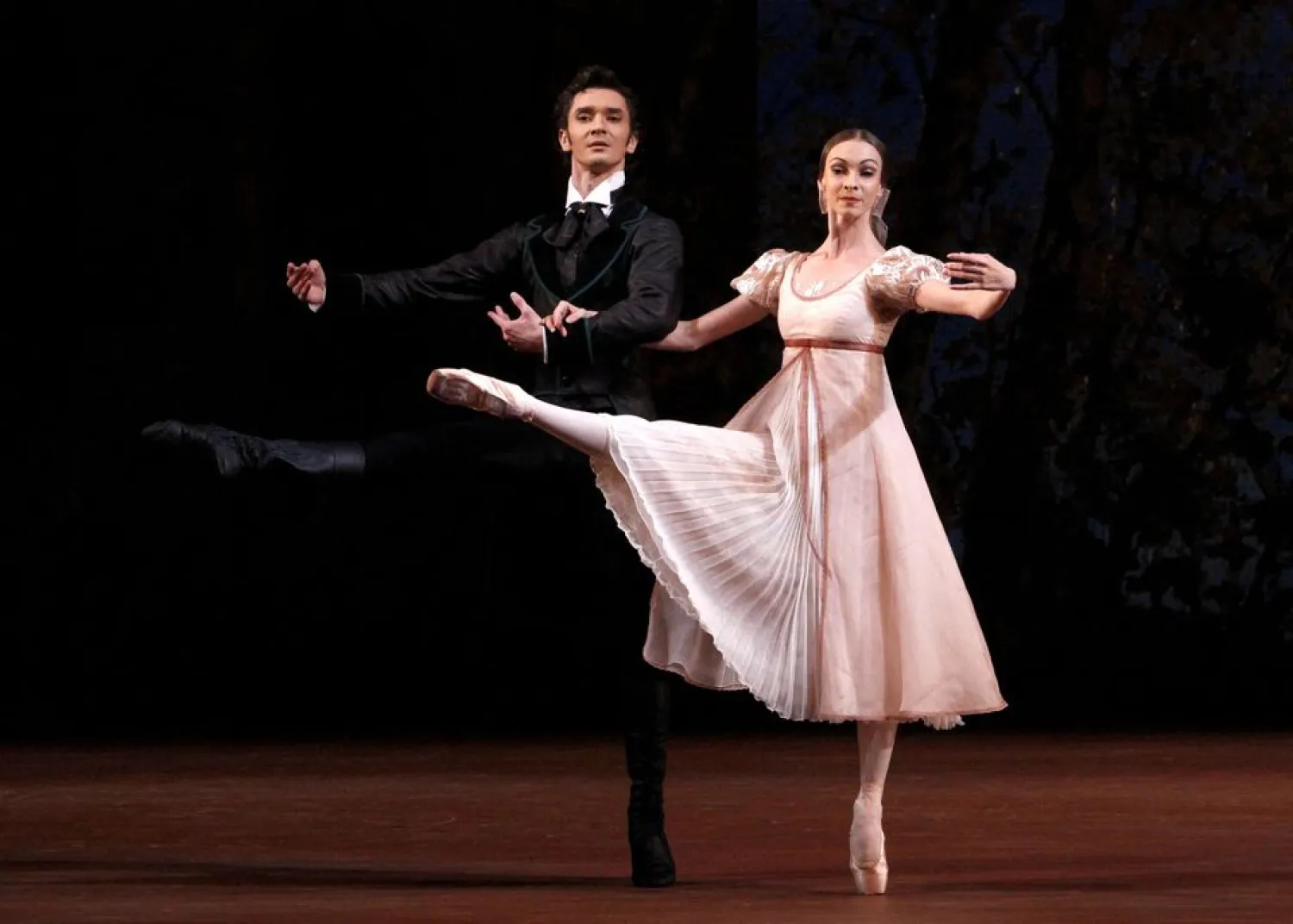 Dancers Olga Smirnova (R) in the role of Tatyana and Vladislav Lantratov in the role of Onegin perform during a media preview of the ballet "Onegin" at the Bolshoi Theatre in Moscow, July 10, 2013. (Reuters)
