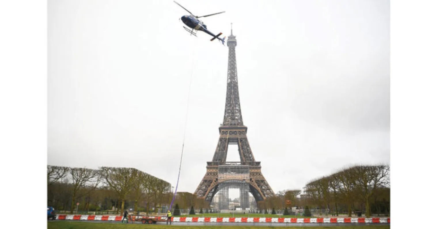 تركيب هوائي لاسلكي في برج إيفل (أ.ف.ب)