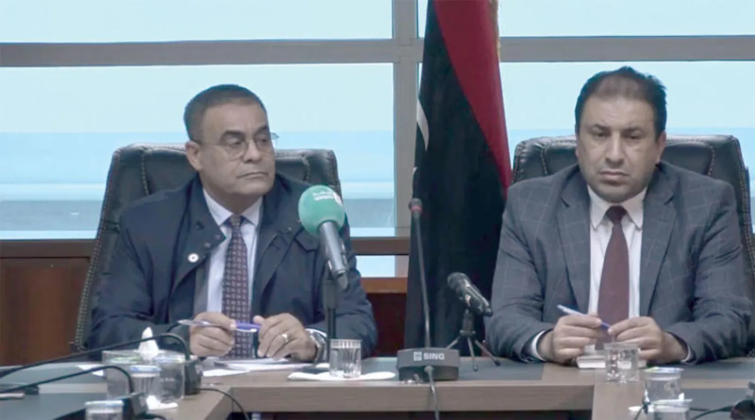 من اجتماع سابق لوزير المواصلات بحكومة «الوحدة» محمد الشهوبي (يسار) ووكيل وزارة الحكم المحلي محمد الدرسي (مصلحة الطيران المدني)