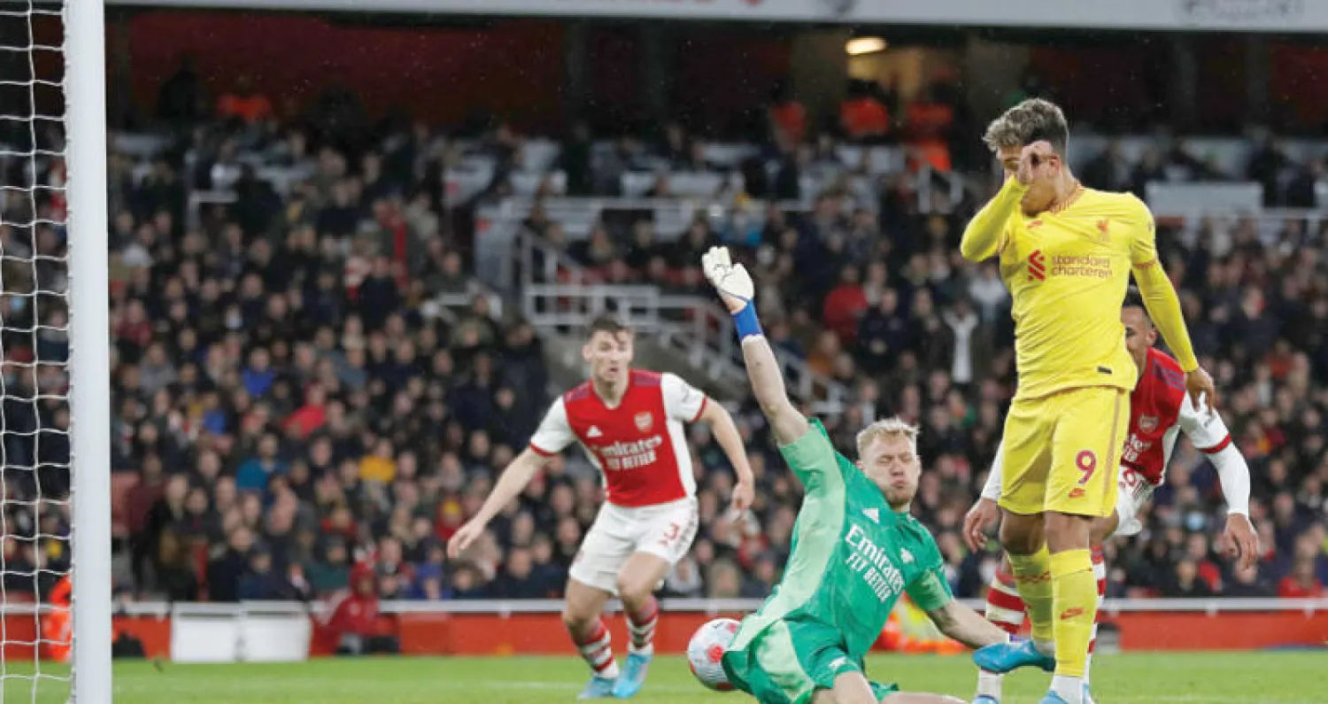 فيرمينو مهاجم ليفربول (يمين) يسجل ثاني أهداف فريقه في مرمى آرسنال (أ.ف.ب)