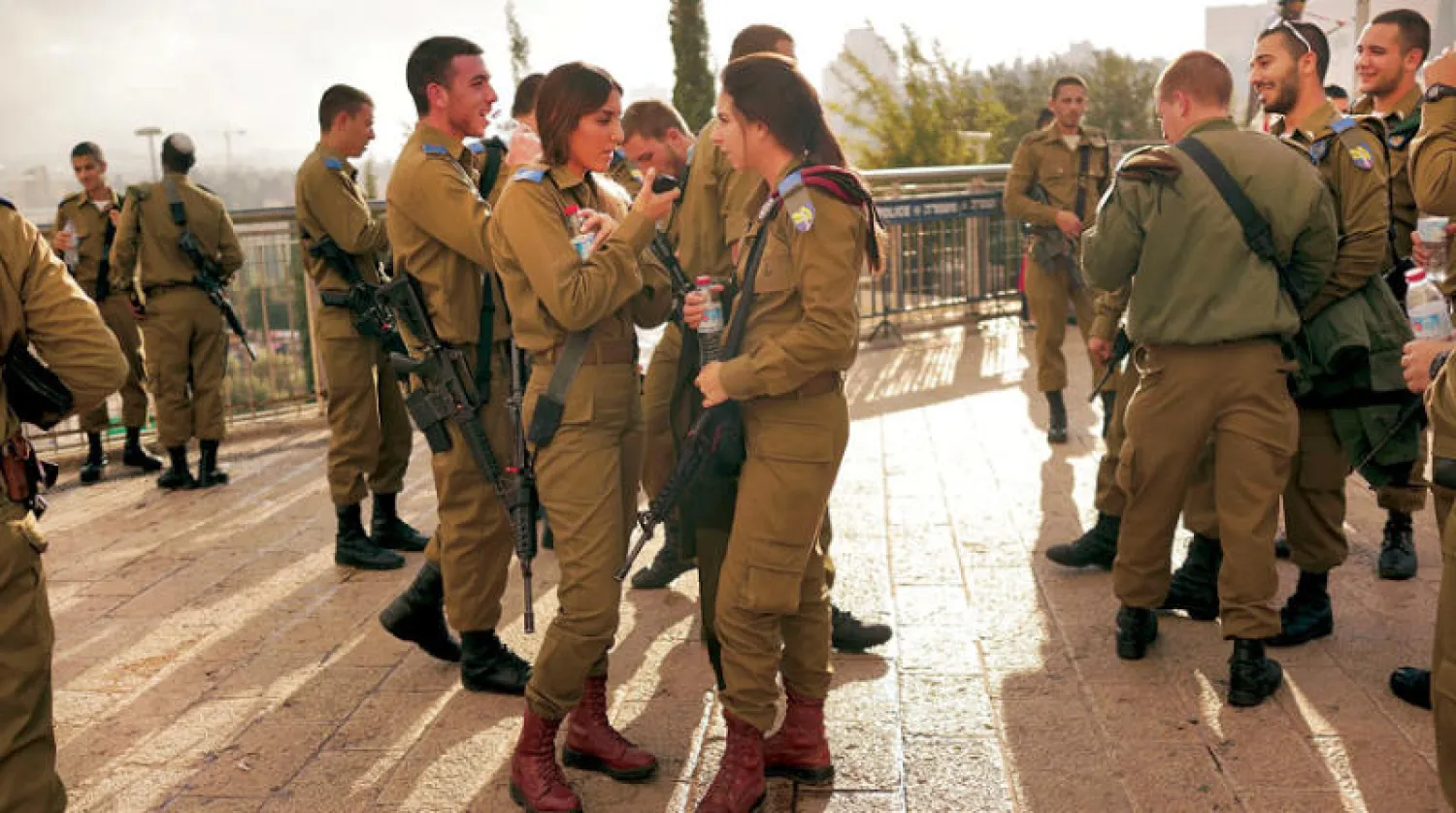 شبان يجبرون على الخدمة العسكرية بالقرب من البلدة القديمة في القدس 2014 (غيتي)