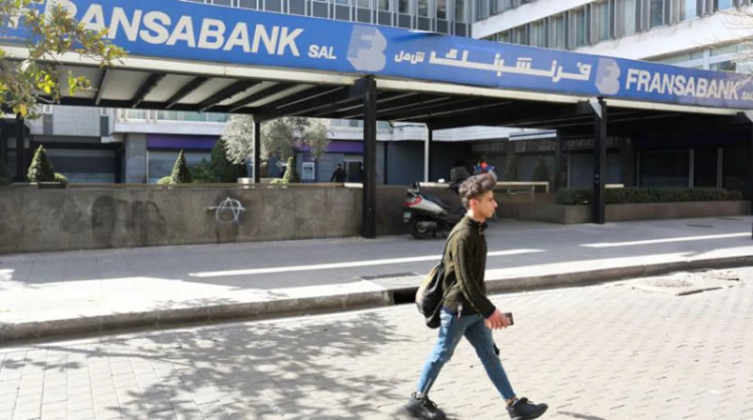 فرنسابینک نے کل عدالتی فیصلے پر عمل درآمد کرتے ہوئے اس کے اثاثے ضبط کرنے کی پیشکش کیا ہے (رائٹرز)