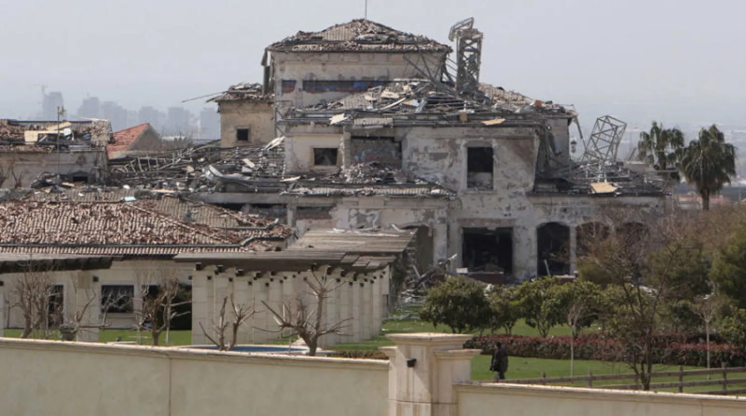 آثار الدمار على مبنى في أربيل بعد الهجوم الصاروخي الإيراني (رويترز)
