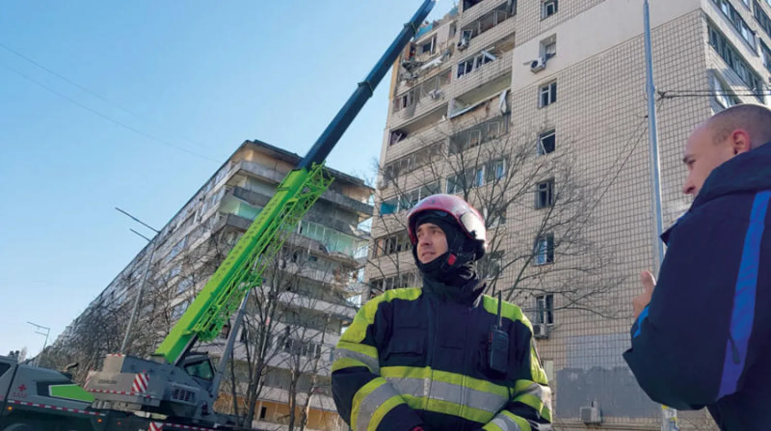 إزالة الأجزاء المهددة بالسقوط من مبنى قرب معهد البوليتكنيك في كييف (الشرق الأوسط)