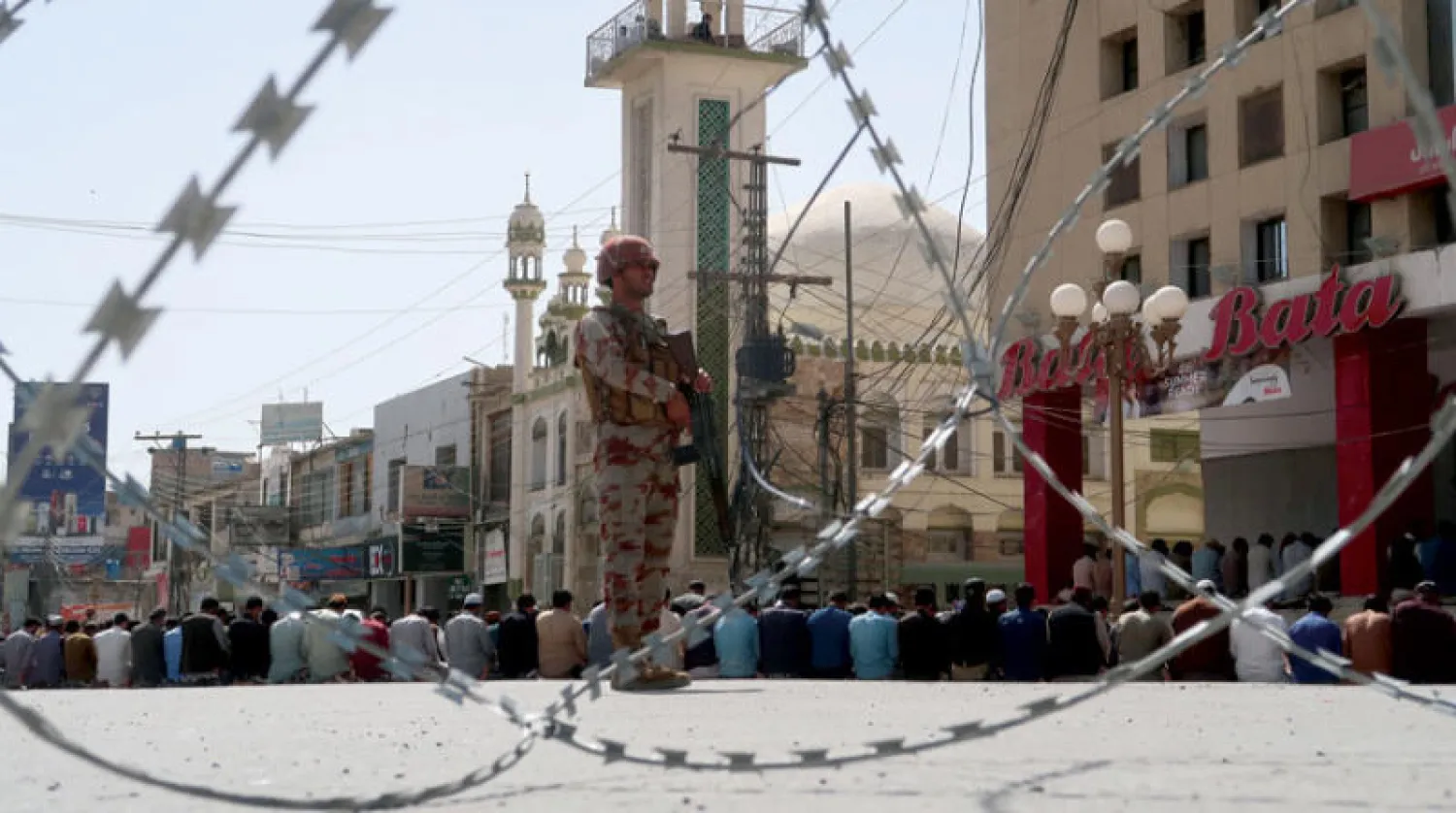 استنفار أمني خلال صلاة الجمعة في مدينة كويتا الحدودية أمس (إ.ب.أ)