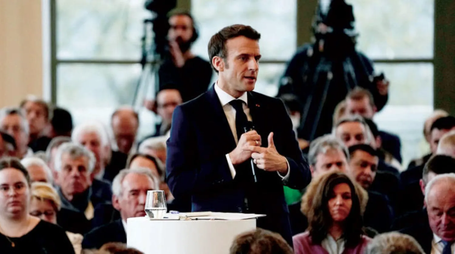 الرئيس الفرنسي إيمانويل ماكرون المرشح لإعادة انتخابه في اقتراع 2022 يتحدث مع السكان المحليين كجزء من حملته الرئاسية في مدينة باو بجنوب غربي فرنسا أمس (رويترز)