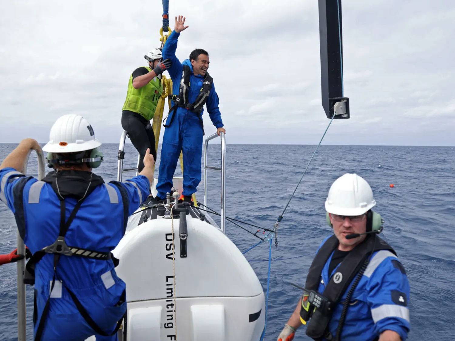 Chilean scientist Oswaldo Ulloa (C) celebrates after descending 8,000 meters in the Pacific Ocean, off the coast of Chile, in January 2022. Matias PIZARRO CALADAN OCEANIC - IMO/AFP
