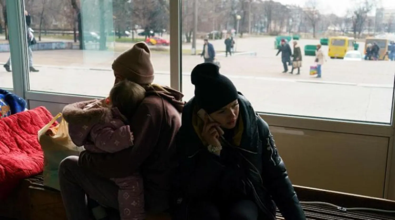 Rus işgali sırasında Ukrayna’nın Mariupol şehrinde yerinden edilen insanlar, tahliye edilmeyi bekliyor (AFP)