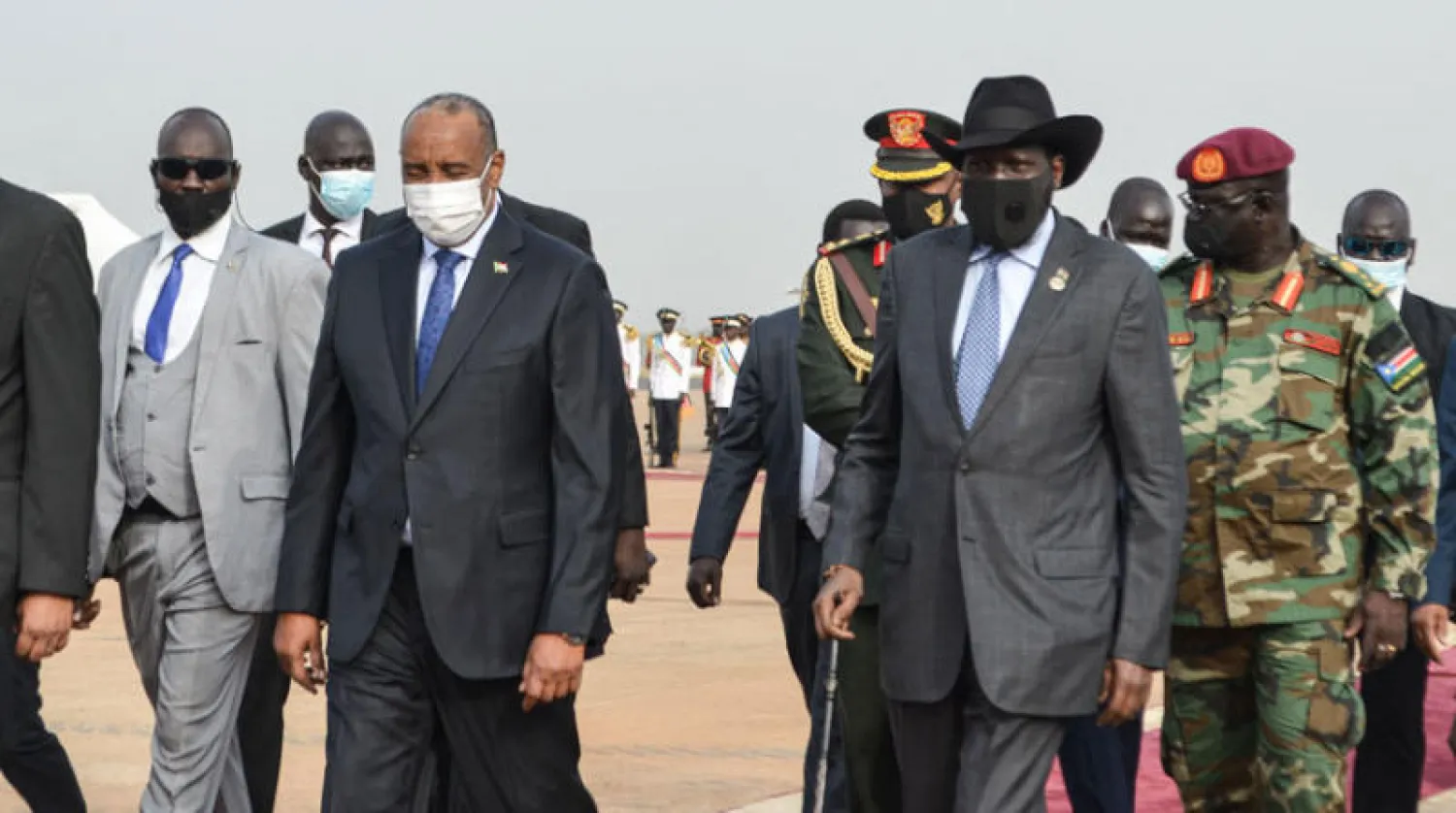 سلفا كير خلال استقباله الفريق البرهان في مطار جوبا الدولي أول من أمس (أ.ف.ب)