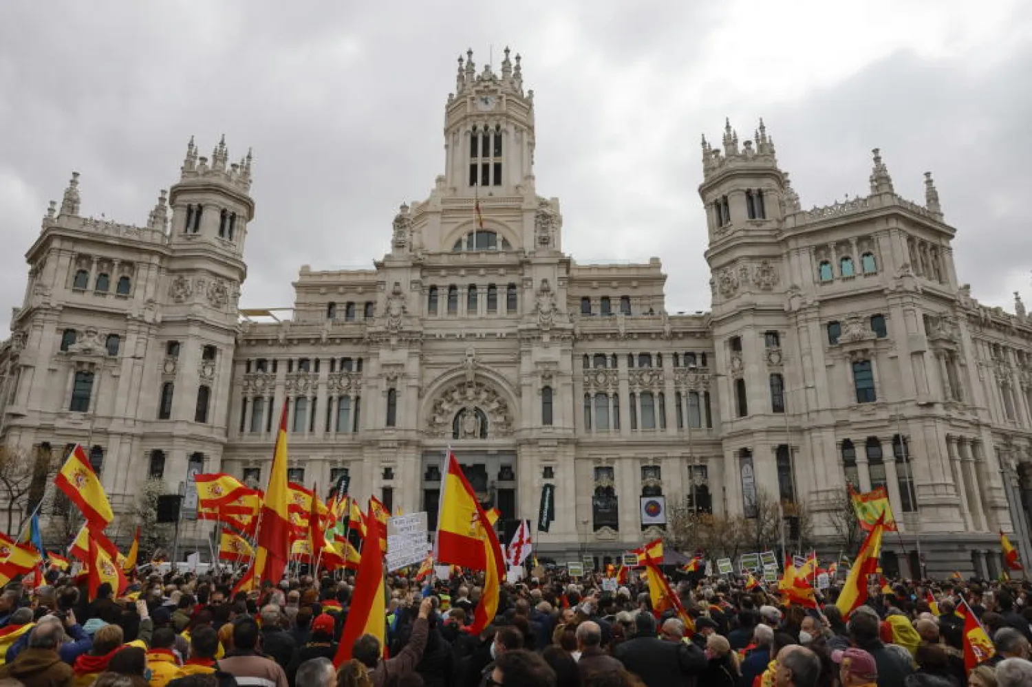 متظاهرون يملأون ساحة بلازا دي سيبيليس في مدريد (إ.ب.أ)