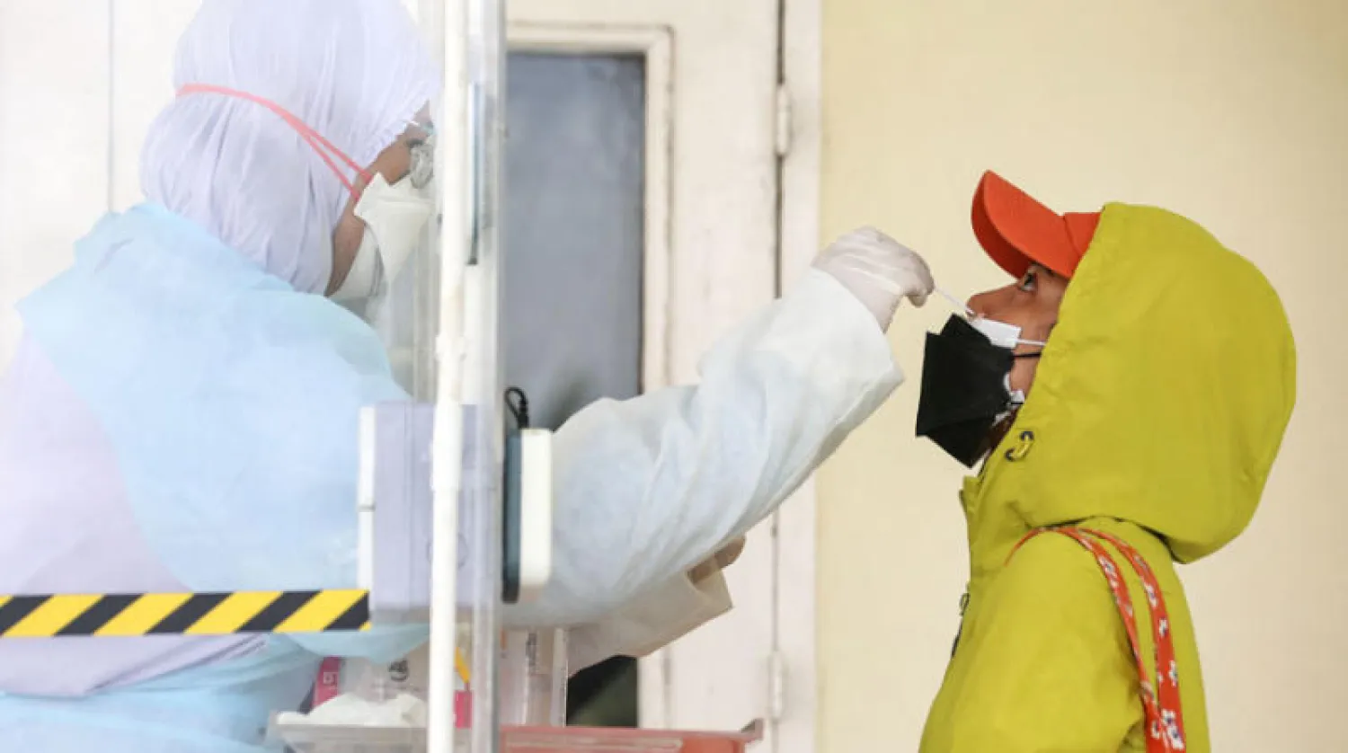 أحد مراكز فحص «كورونا» في الصين (أ.ف.ب)