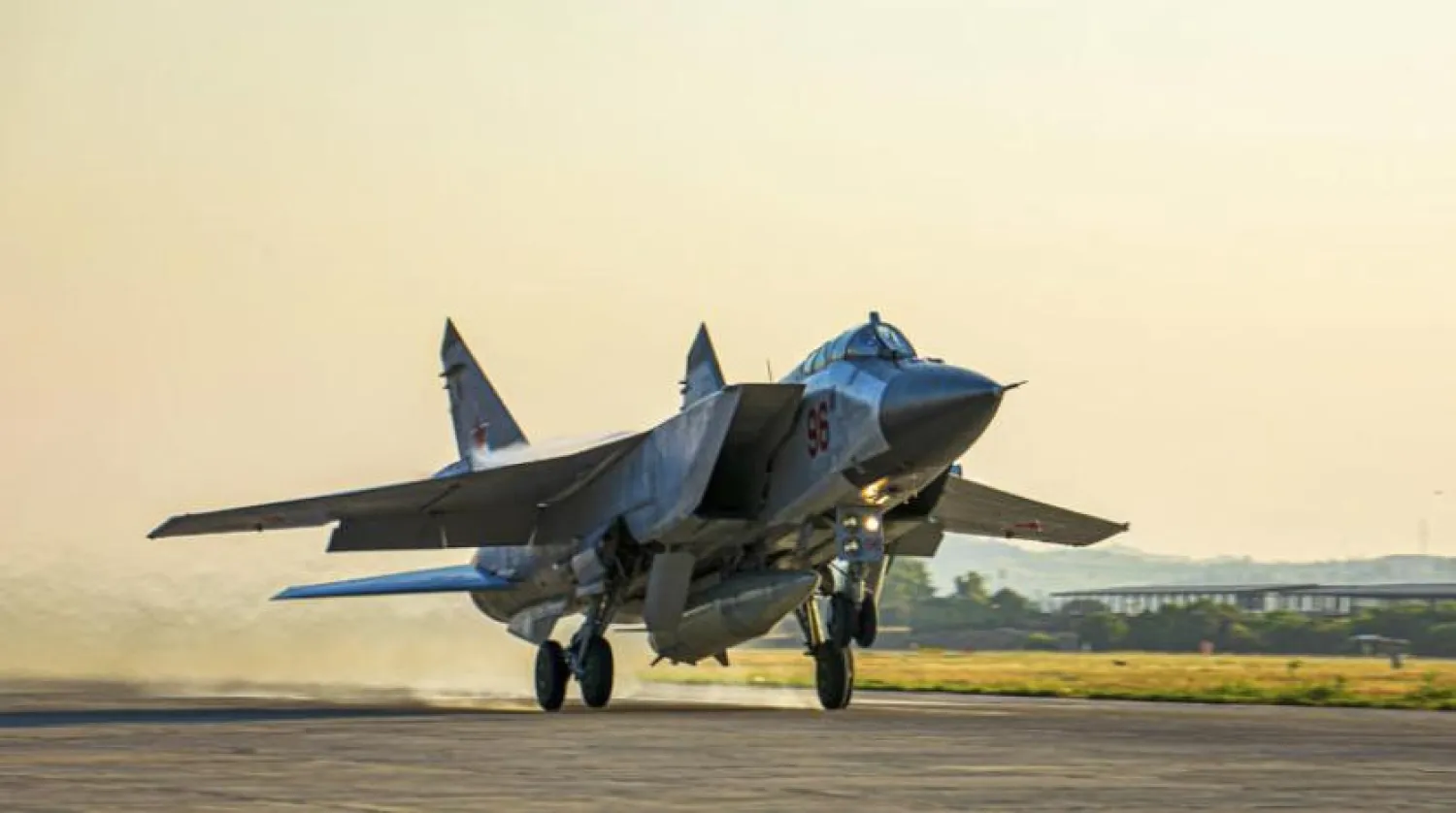 Suriye’deki Hmeymim Hava Üssü’nden havalanan Kinjal  füzesi taşıyan MiG-31 savaş uçağı (AP-Arşiv)